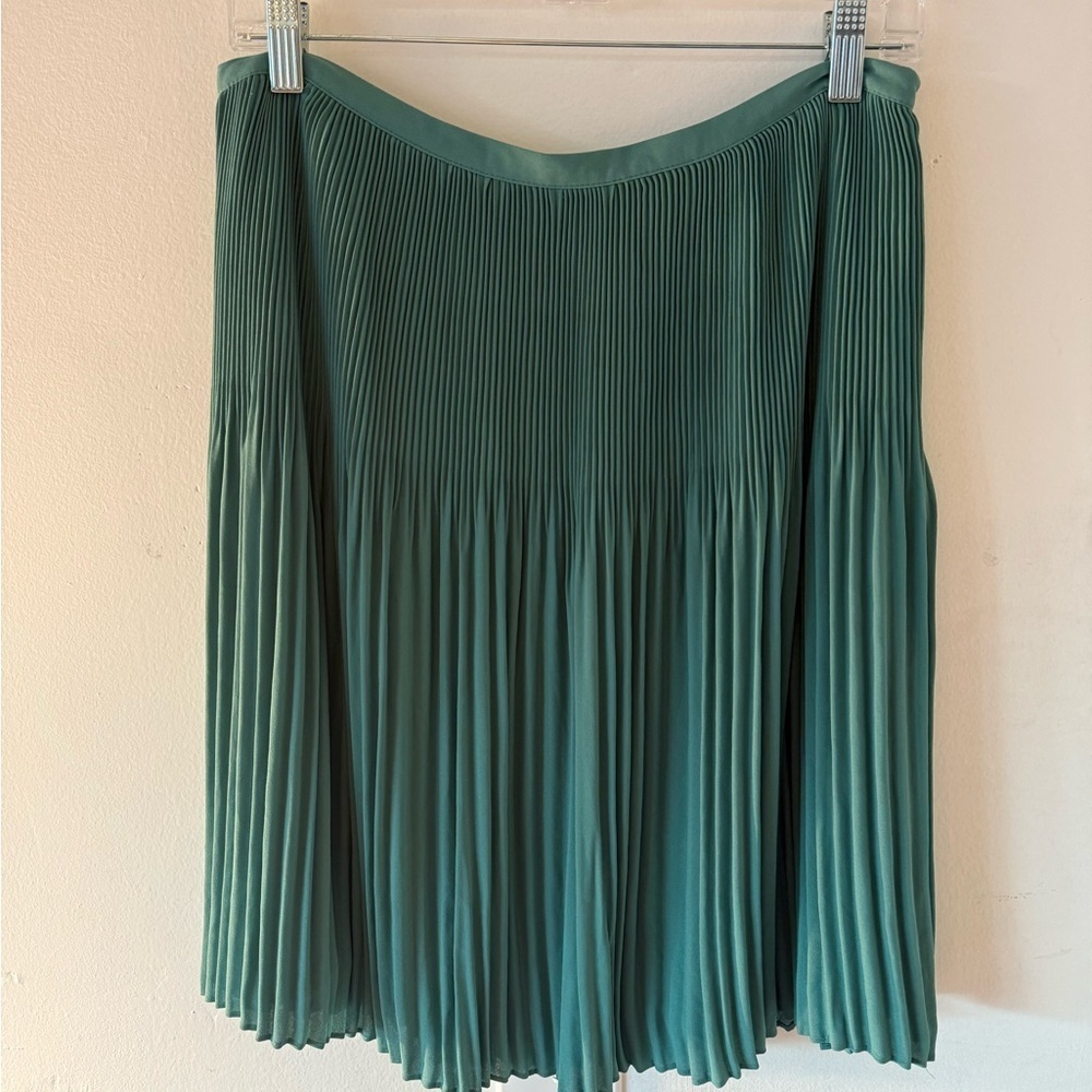 NWT-Ann Taylor LOFT Fluid Pleated Skirt Sz 8 - Picture 4 of 10